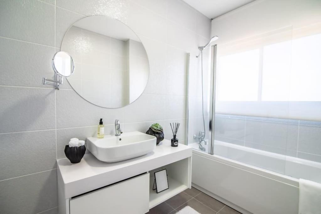 Cozy Sea View Apartment Near City & Airport Πόντα Ντελγκάντα Εξωτερικό φωτογραφία
